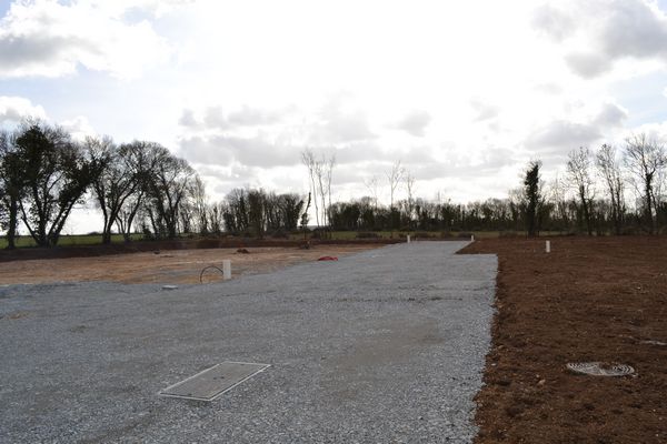 04 - maçon et terrassier travaillent pour construction de maison