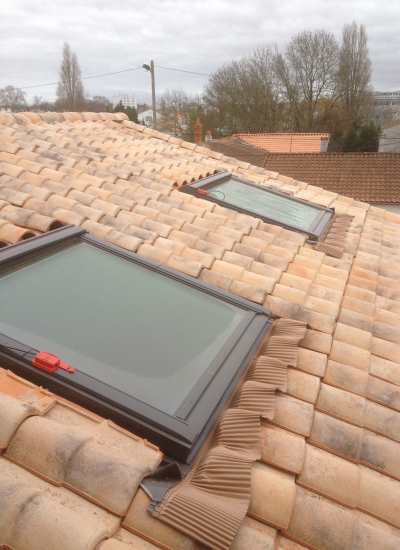 07 - toit en tuile avec insert fenêtre Veluxà Tonnay Charente 17