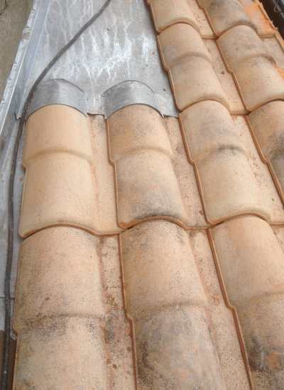 08 - travaux de réparation de toiture en tuile romaine et zincà Saint Xandre 17